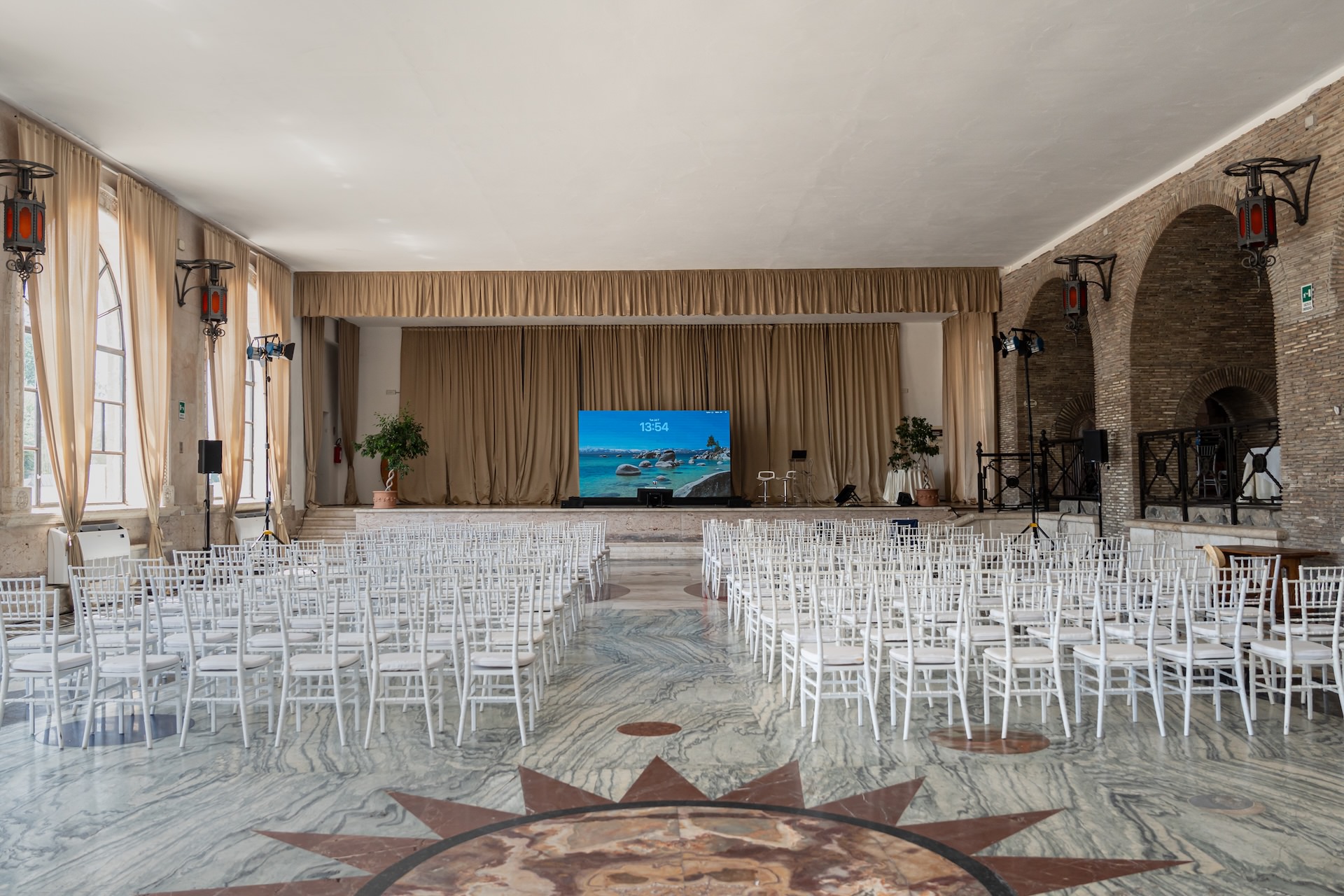 Sala Universo configurata per un grande evento · Eventi aziendali · hero