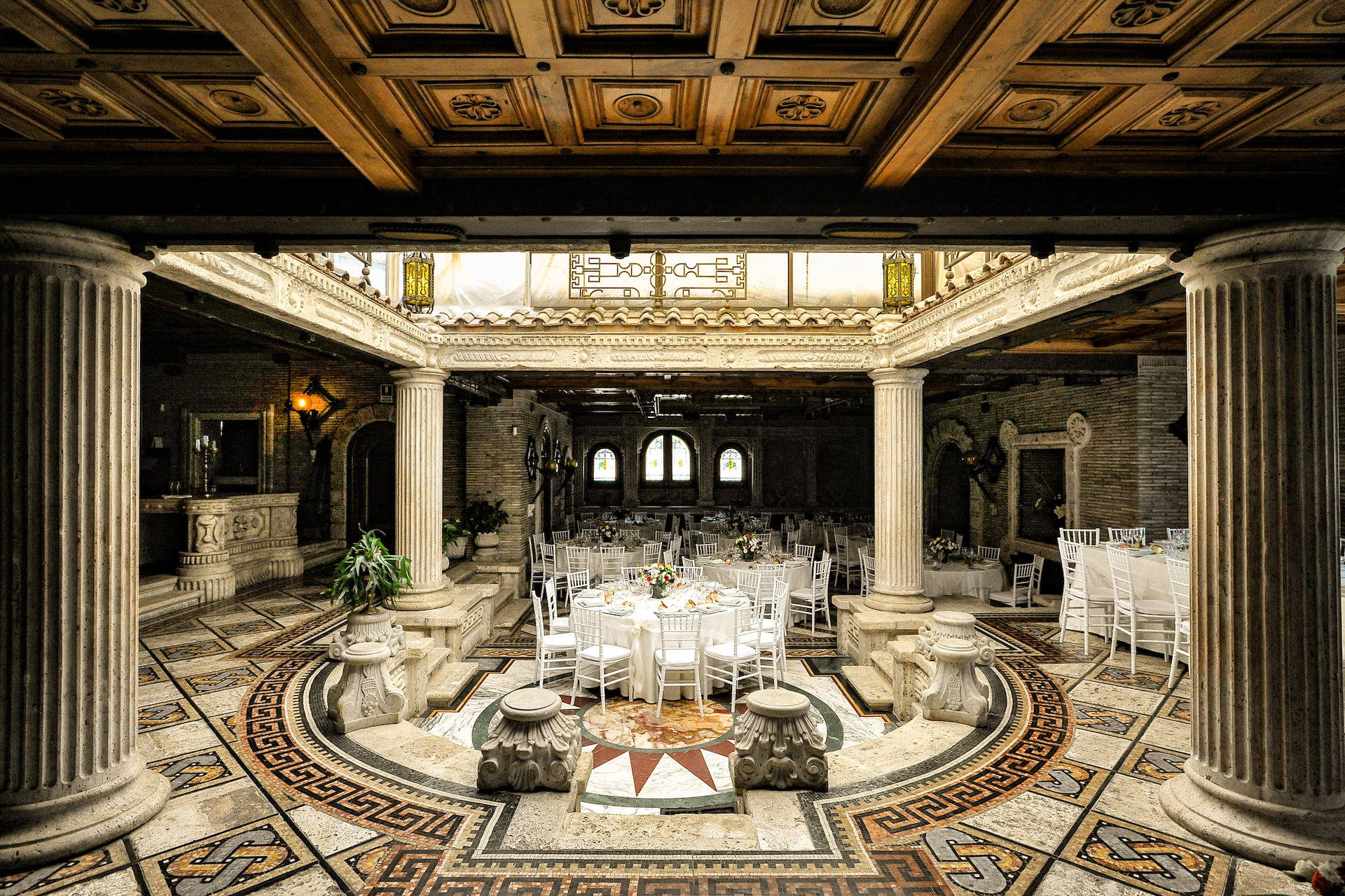 Tavolo imperiale allestito per un ricevimento · Sala Peristilio · carattere