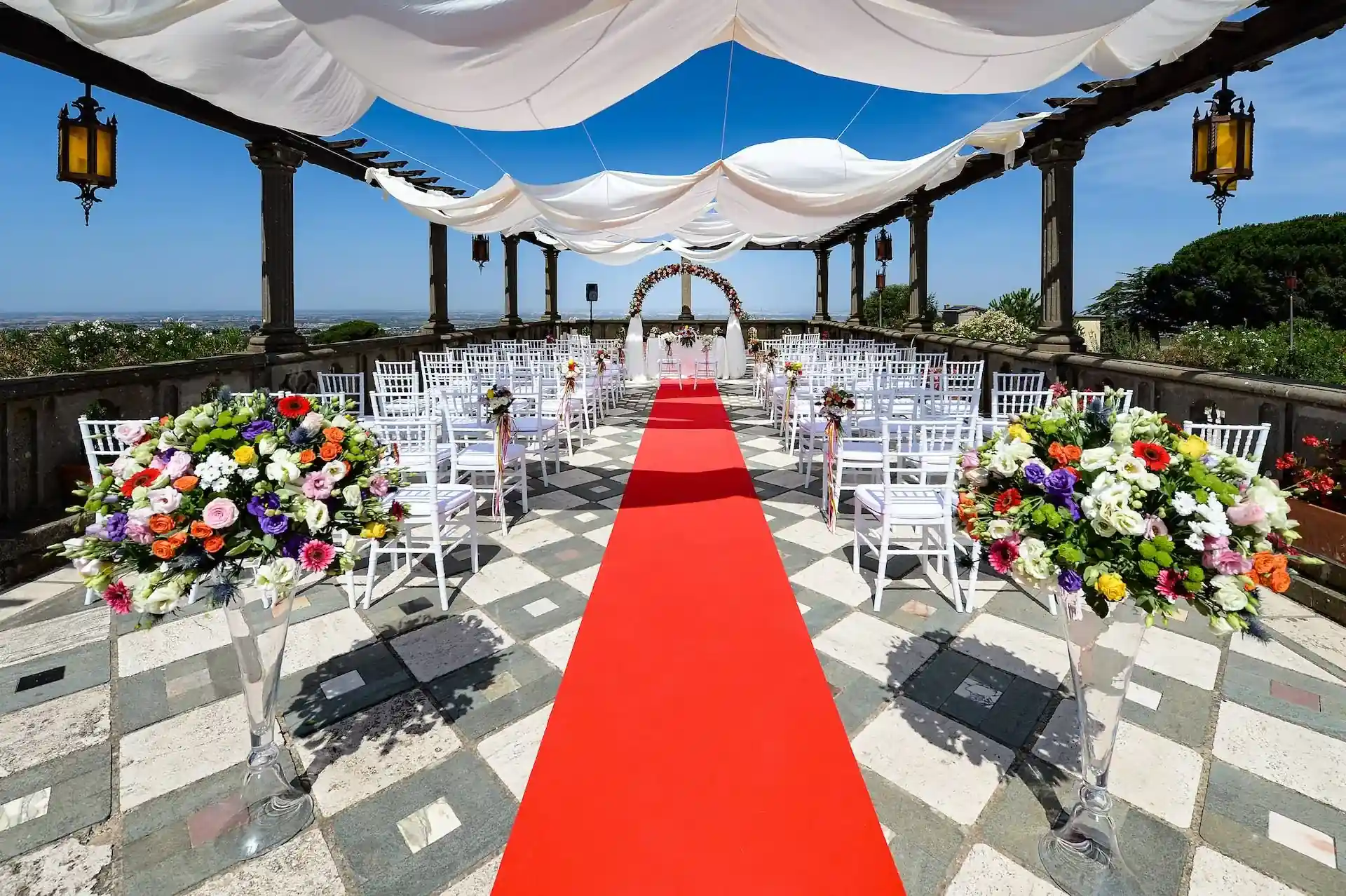 Cerimonia allestita sulla terrazza della Villa · Ambienti · panoramica ambienti