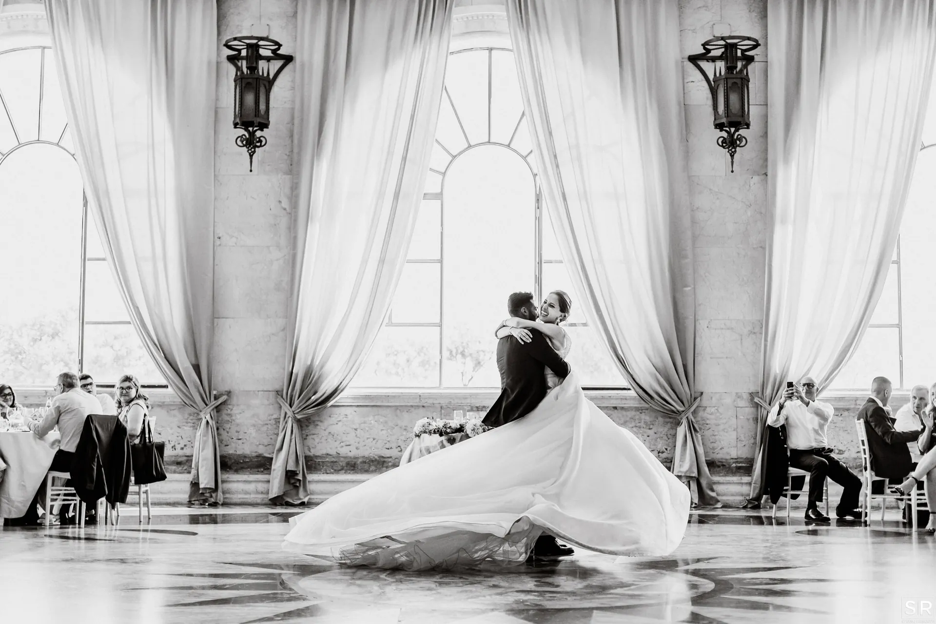 Primo ballo nella Sala Universo · Home · percorso matrimonio