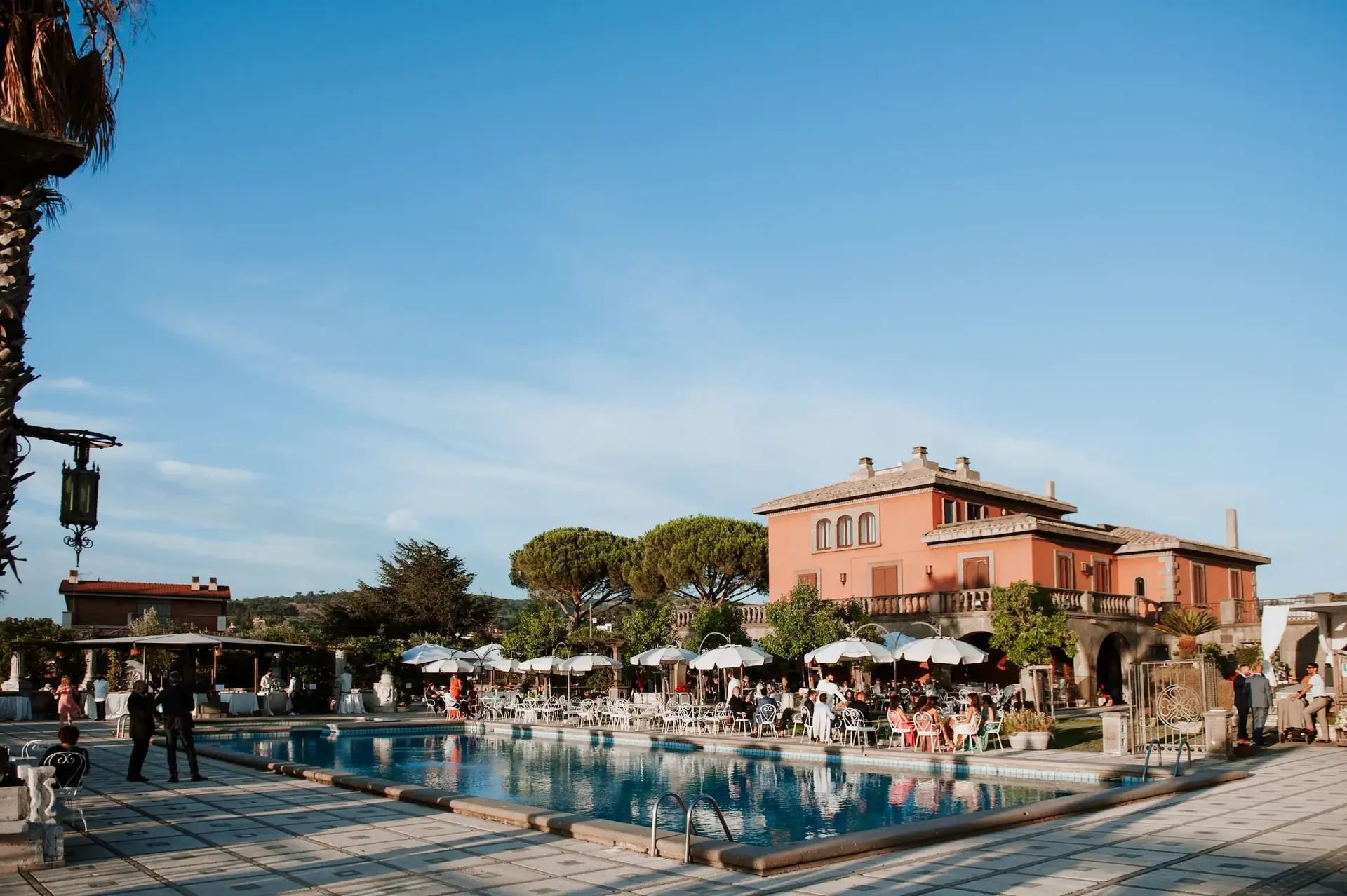 Ritratto degli sposi a Villa Monte d’Oro · Contatti · hero